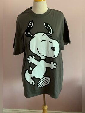 Peanuts Grey Tee with White Snoopy Graphic